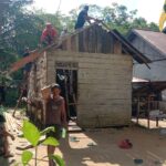 Warga Gotong Royong Bantu Rehap Rumah Radiman